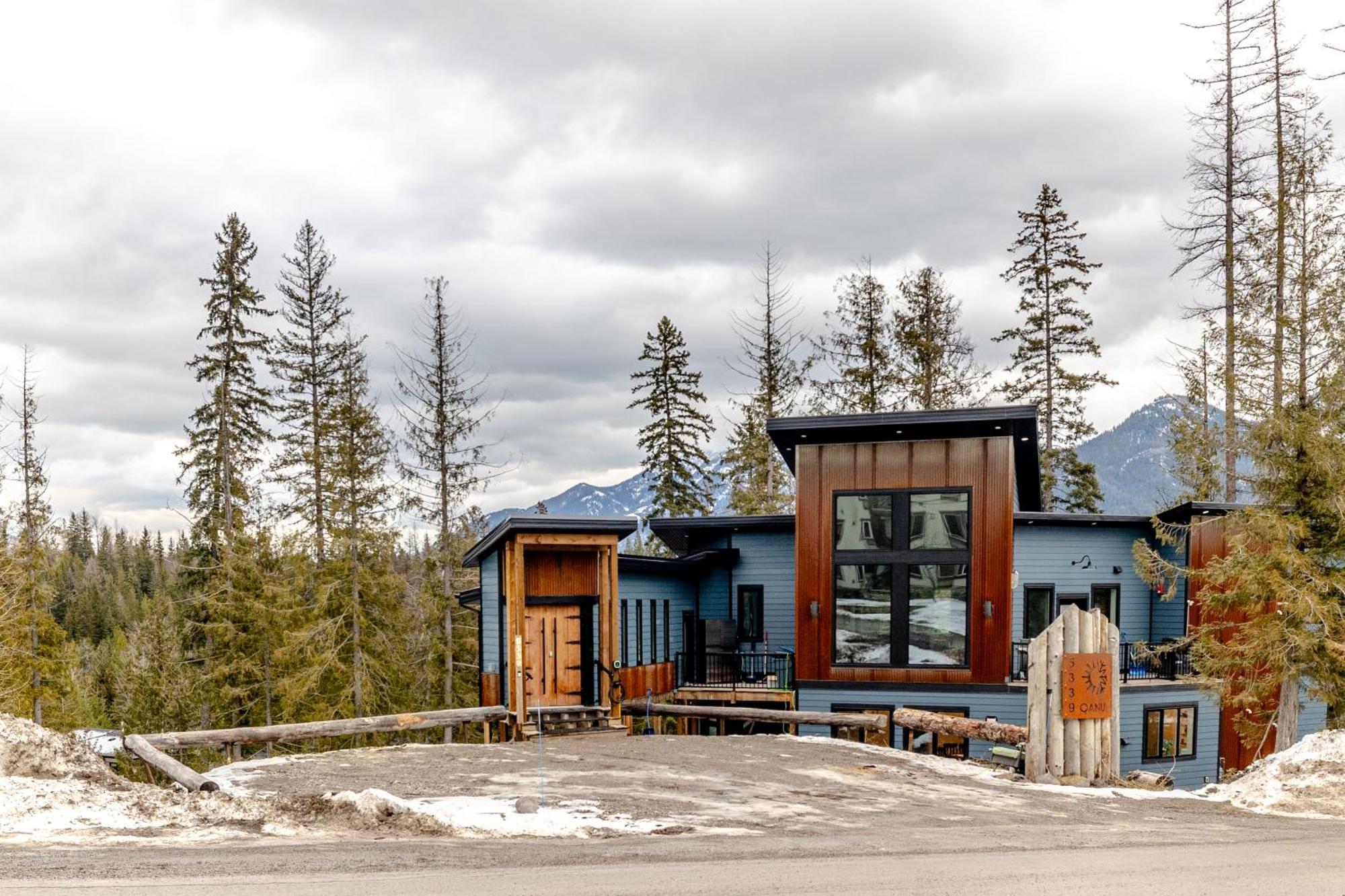 In Out With Huge Game And Hot Tub Holiday home Fernie