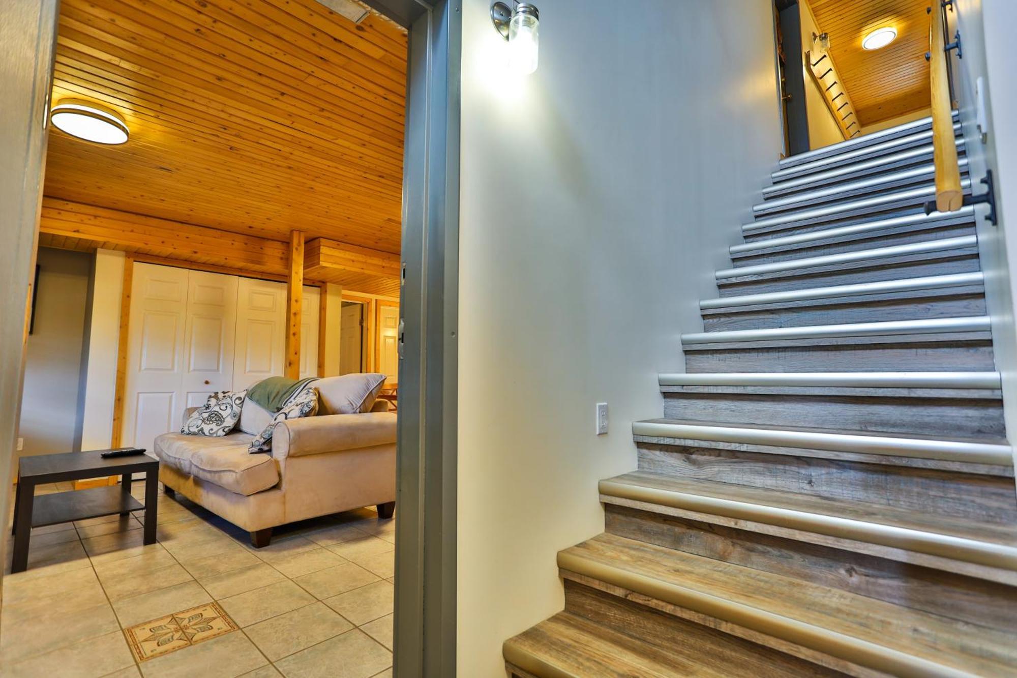 Apartment Dog Friendly On Hill With Hot Tub By Stayin