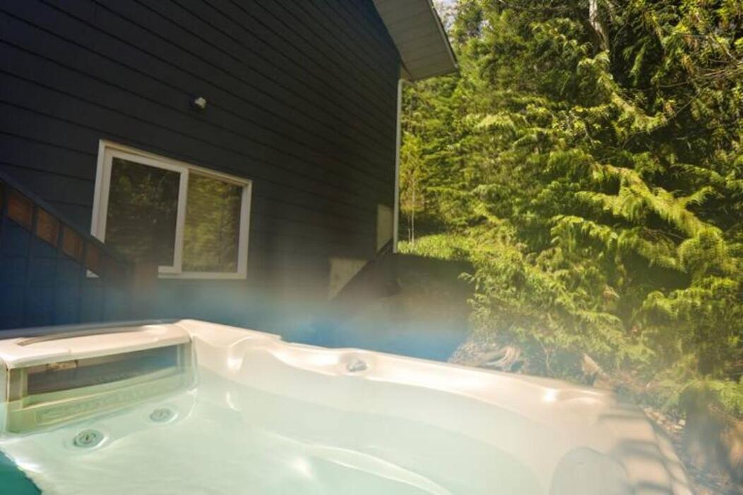 Dog Friendly On Hill With Hot Tub By Stayin *