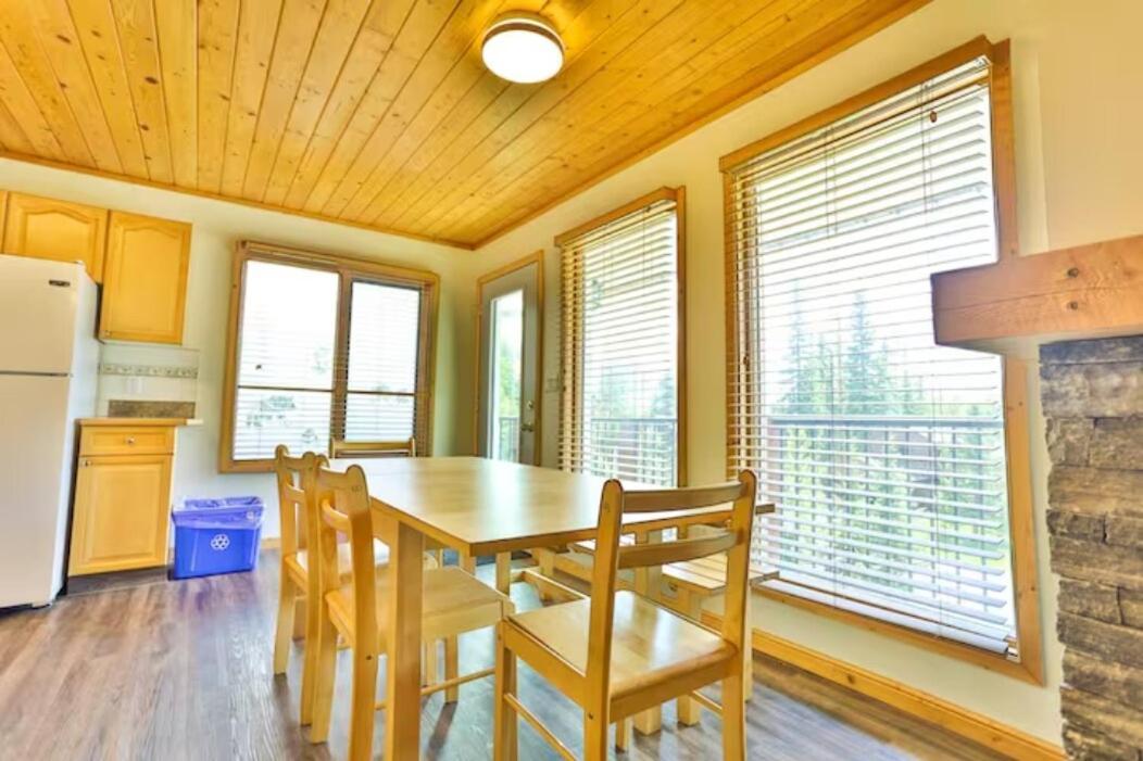 Dog Friendly On Hill With Hot Tub By Stayin Apartment