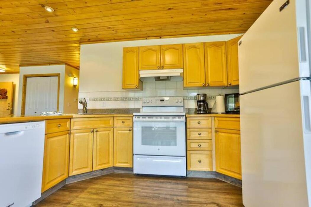 Apartment Dog Friendly On Hill With Hot Tub By Stayin *