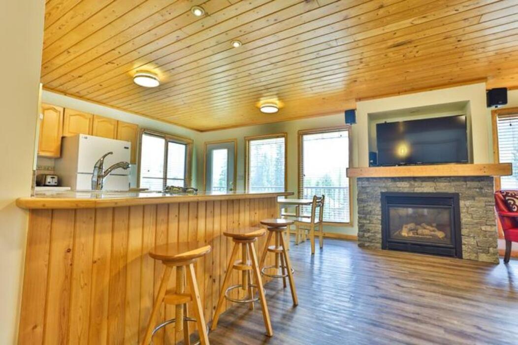 Dog Friendly On Hill With Hot Tub By Stayin