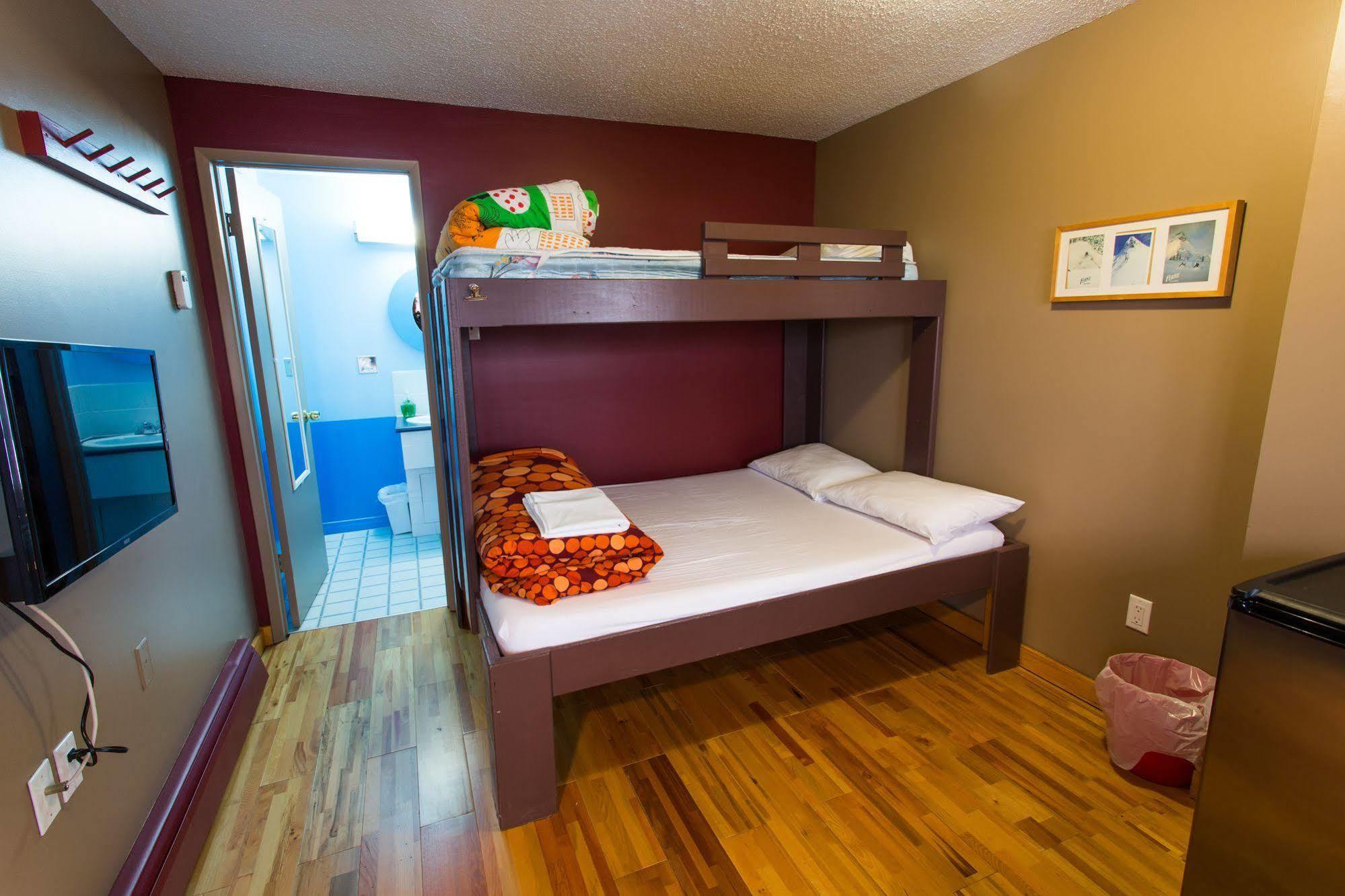 The Raging Elk Adventure Capsule hotel 2*