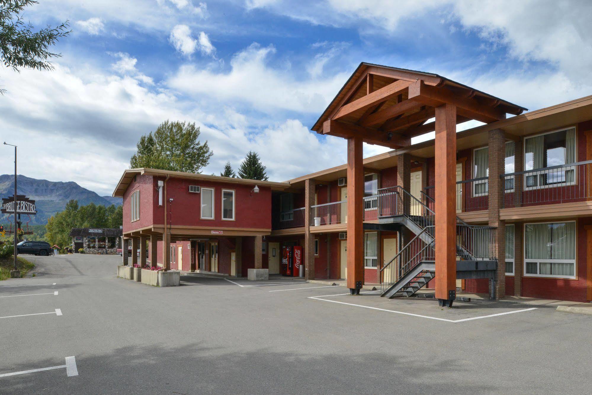 Canadas Value And Motel 3*