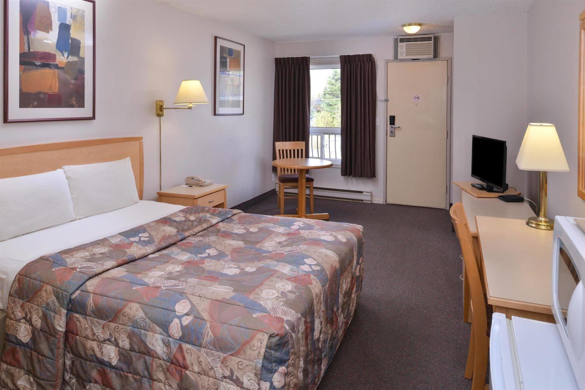 Motel Canadas Value And 3*