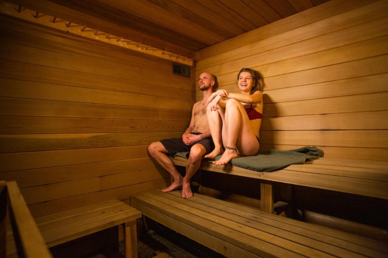 The Raging Elk Adventure Capsule hotel Fernie